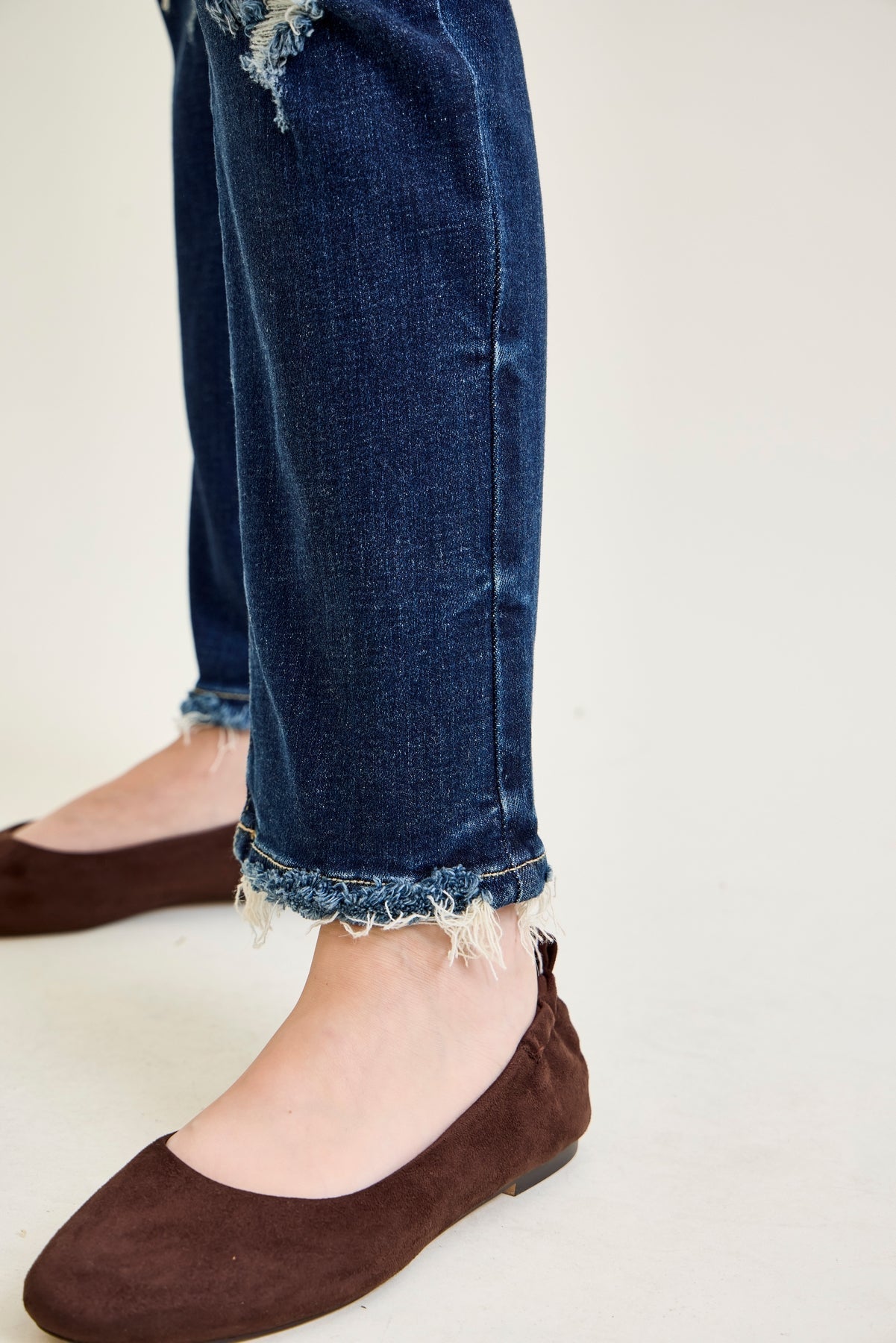 Lisse Mid Rise Ripped Straight Fit Jeans